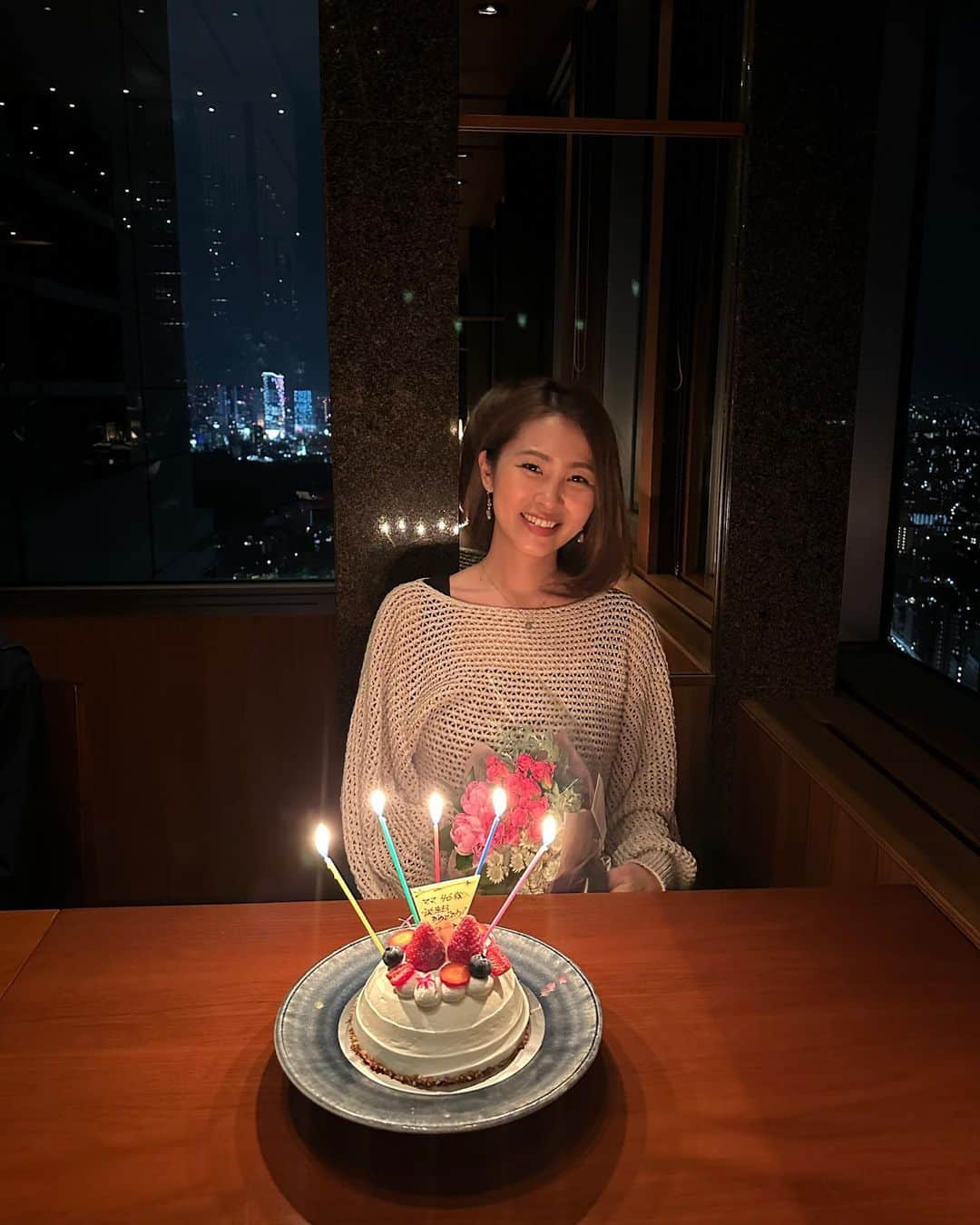 坂元美香さんのインスタグラム写真 - (坂元美香Instagram)「家族で。 梢 @parkhyatttokyo   わたしの無理矢理腕を組んでる感と、 息子の捕えられてる感🤣  最近はずっとニューヨークグリルだったので とっても久しぶりの梢でした。 窓際の席に移動させていただき 本当にありがとうございました🙇🏻‍♂️  お造りの盛り合わせが 美しくて素敵でした✨  #パークハイアット #梢 #お誕生日会」4月3日 21時57分 - mika_saka