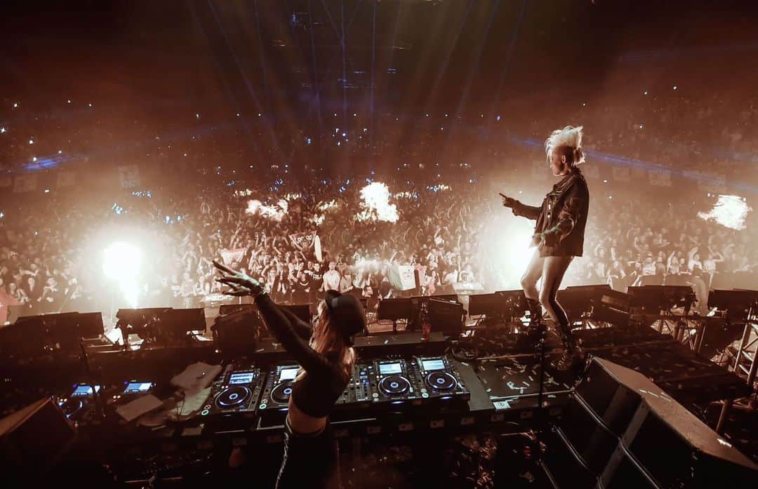 NERVOのインスタグラム：「The sun is out ☀️ and that can only mean one thing - festival season is UPON US!!! #onstandby .. tell us where you will see us this year peeps!! 👀🤩👯‍♀️💖💖 #festivalseason2023 #festiebestie #NERVOscomingin🔥🔥🔥 #summerfest」