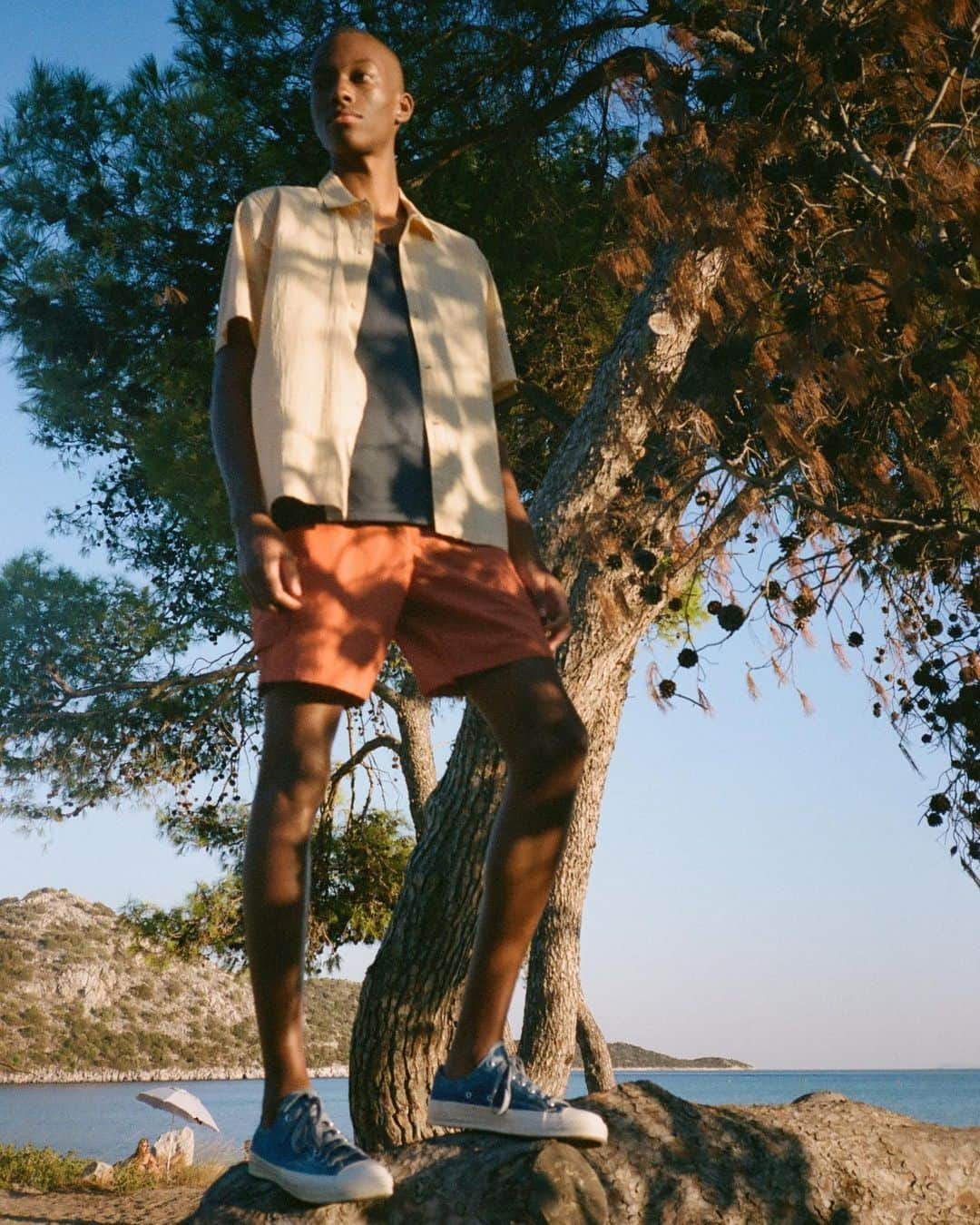 フォークのインスタグラム：「New Spring collection Simple Futures.   On the beautiful coastline of Marathonas, Athens in Folk Gabe Shirt in Gold.   Explore our full Spring collection online and in-store today.   #folk #simplefutures #menswear」