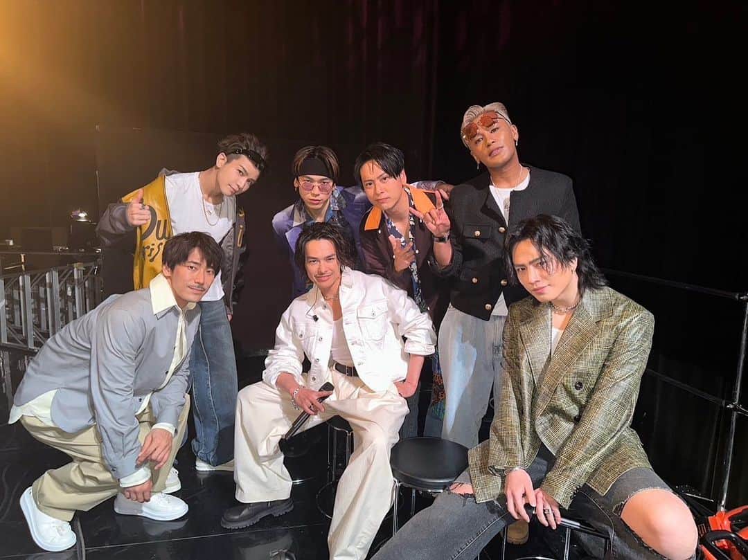 のインスタグラム：「Happy 30th anniversary to #CDTV 🕺 CDTVライブライブ さん30周年✨ おめでとうございます🎉 #初めてのCDTV出演はみんなの髪に気合いが入ってましたね笑」