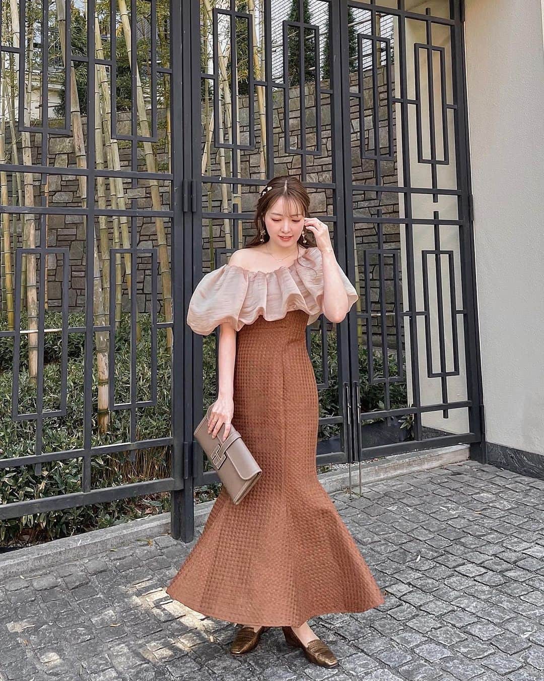 大野愛友佳のインスタグラム：「質問いただいたdressは @leja__official ♡  blackもかわいくて迷ったけど、 ニュアンスカラーで🩰✨  #お呼ばれコーデ#お呼ばれドレス#結婚式コーデ#結婚式ドレス#結婚式お呼ばれ#オケージョンドレス#オケージョンコーデ#オケージョン#淡色コーデ#オフショルダードレス#結婚式ヘア#お呼ばれヘア#金箔ヘア#ハーフアップアレンジ#オケージョンワンピース#ブラウンコーデ」