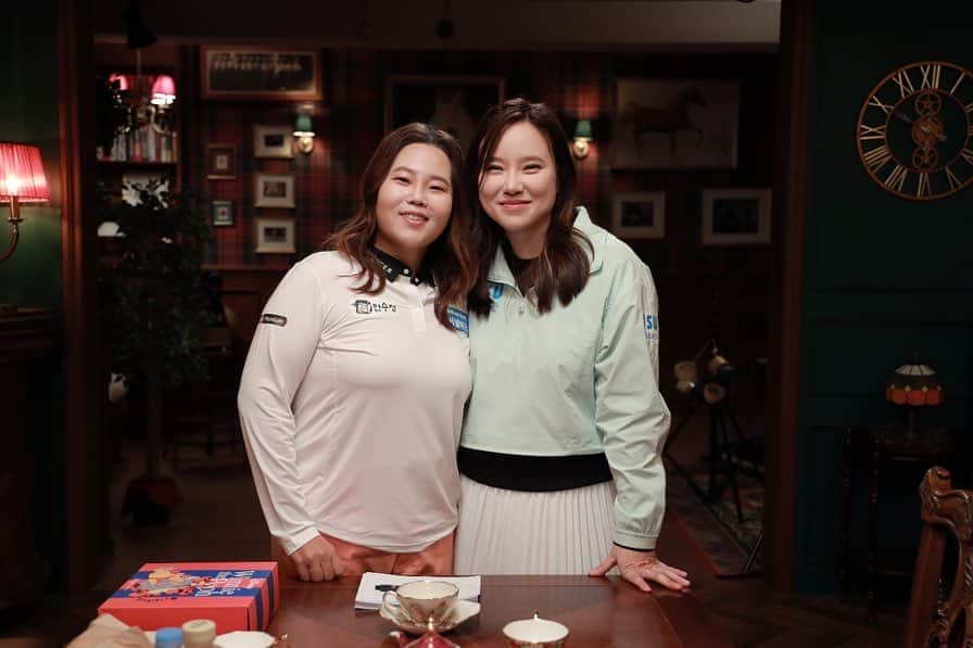 アン・ソンジュのインスタグラム：「얼마만이야 이게 너무 반가웠자나  아마때 너에게 연장서 패한후 니덕에 더 열심히 할수있었는데 이제는 둘다 결혼하고 엄마라는 이름으로 이렇게 너와마주하고 이야기를하니 색다르다  결혼전 결혼후 그리고 엄마라는 이름으로 우리둘다 다시한번 트로피를 들어올릴수있게 노력하자 친구야 응원할게 반가웠구 너랑 함께할수있는 자리를 마련해주신 @jtbc.golf  에 감사해 그어떤시련도 늘 견디고 이겨내왔으니 이번에도 그래보자!! 화이팅민오엄마!! @heeyounglpga」