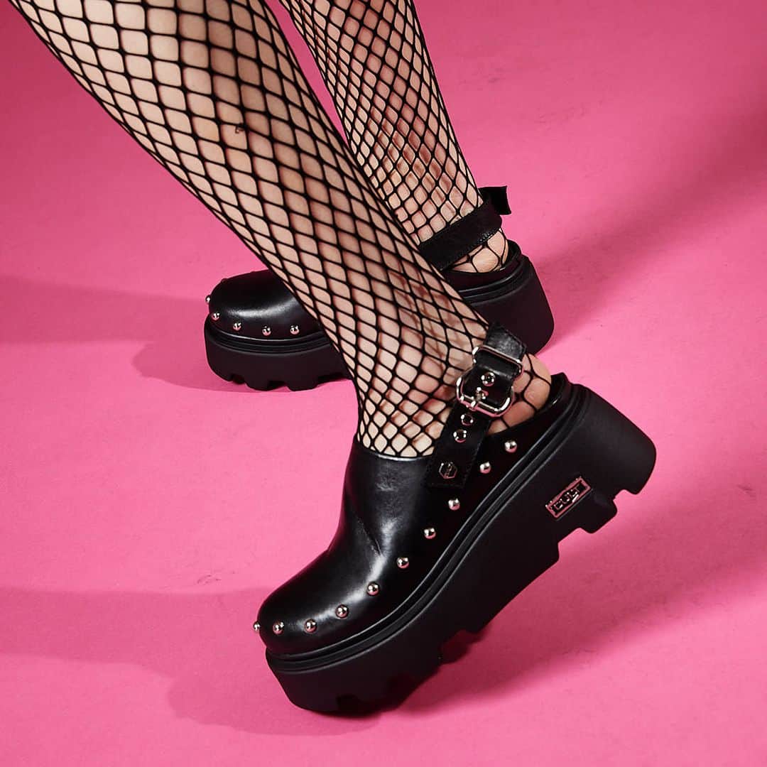 のインスタグラム：「È Clogs-Mania ! Impossibile resistere al fascino della versione slingback NEW ROCK con tacco chunky e tomaia in pelle borchiata sulla suola Visita in nostro e store per scoprire tutte le novità della nuova collezione spring summer 2023  It's Clogs-Mania! Impossible to resist the charm of the NEW ROCK slingback version with chunky heel and leather upper studded on the sole   Visit our e store to discover all the news of the new spring summer 2023 collection Link in bio #CultOfficial #springsummer23 #shoes #bag #womenstyle #scarpedonna #womencollection #newcollection #menstyle #scarpeuomo #clogs」