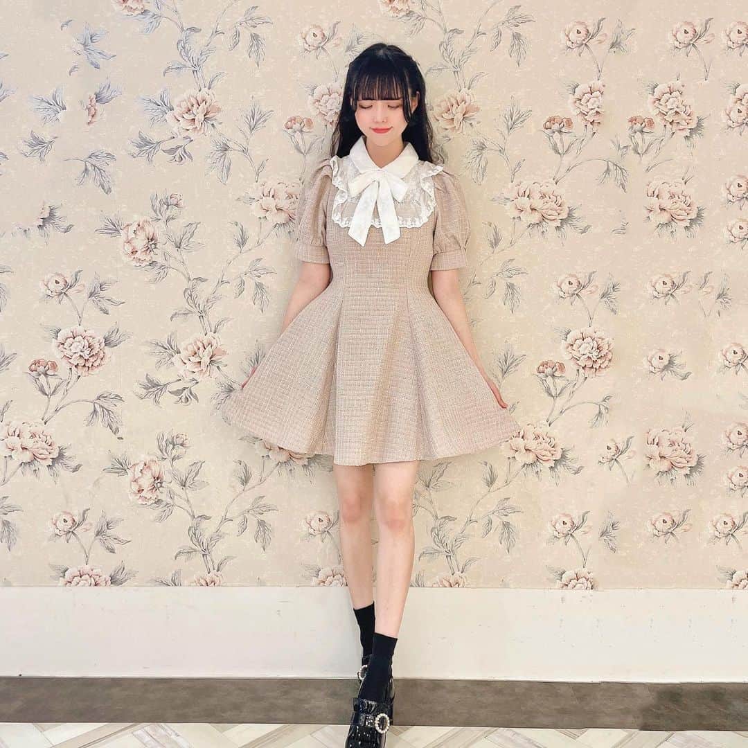 evelyn.coordinateのインスタグラム：「. 𝐍𝐞𝐰 𝐀𝐫𝐫𝐢𝐯𝐚𝐥🐇🎀  ♡レースリボンOP ¥9,400(tax in)  こちらのOPはSサイズとFサイズの 2サイズ展開となっており、どの身長 の方でも着て頂けるアイテムです✨  ツイード生地にレースの組み合わせが春っぽくてとても可愛いです🌸💕  (画像はSサイズ着用) . . . .  #evelyn #エブリン #冬コーデ #ファッション #コーディネート #今日のコーデ  #フェミニンコーデ #フェミニンファッション#大人ガーリー  #上品コーデ#ファッション #大人可愛いコーデ #大人可愛い#cordinate#ガーリーコーデ #ガーリーファッション#フレンチガーリー #フレンチガーリーコーデ」
