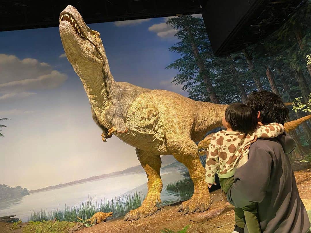 小泉留菜のインスタグラム：「🦖❤︎🦕 . . 大好きな恐竜に大興奮だった👦🏻🫶🏻 . . #ミュージアムパーク茨城県自然博物館 #茨城 #恐竜  #3歳 #3歳男の子 #3歳児 #ママ #男の子ママ #ママスタグラム #25歳ママ #口唇口蓋裂 #関東ママ #埼玉ママ #小さい彼氏 #妊娠 #第二子 #第二子妊娠中 #マタニティ #マタニティライフ #妊娠中 #🤰🏻」