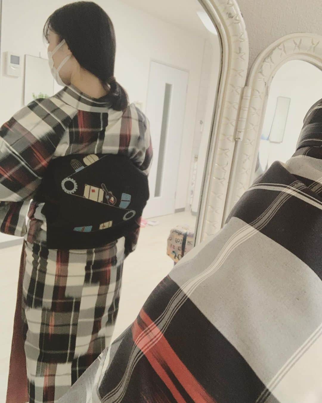 七瀬りりこさんのインスタグラム写真 - (七瀬りりこInstagram)「先月もお着物の着付けレッスンへ♡  前回のレッスンで習った事を少し思い出しながら着る事が出来ました。 今回は少しモダンなお着物をチョイス👘  今月も楽しみです✨  #お着物 #着物 #kimono」4月3日 22時08分 - ririkonanase