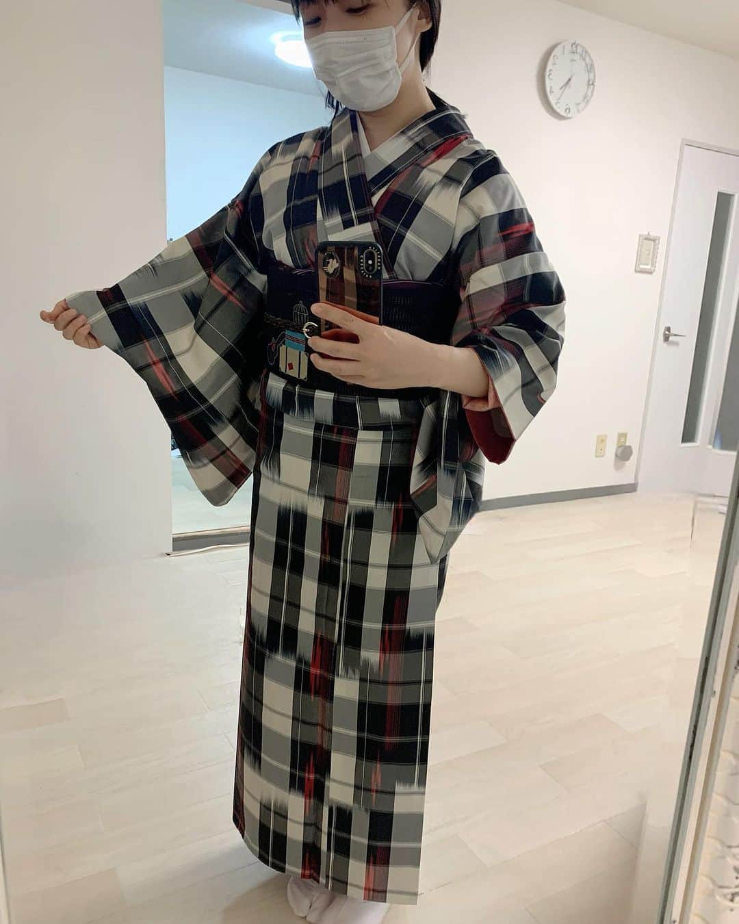 七瀬りりこのインスタグラム：「先月もお着物の着付けレッスンへ♡  前回のレッスンで習った事を少し思い出しながら着る事が出来ました。 今回は少しモダンなお着物をチョイス👘  今月も楽しみです✨  #お着物 #着物 #kimono」