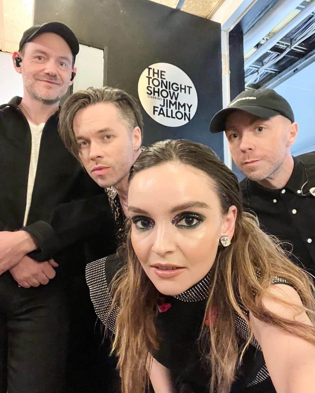 CHVRCHESのインスタグラム：「Wake me up when we’re on @fallontonight」