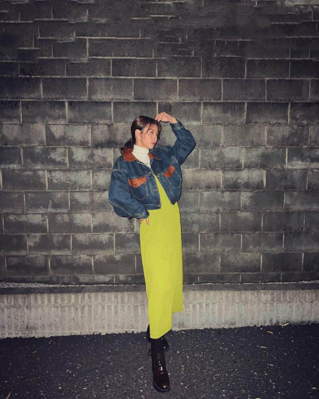 山川 二千翔のインスタグラム：「𝘰𝘰𝘵𝘥 🦦💚📸  昨日沢山懐メロ聴いた💽  #春 #春服コーデ #春休み #デニムジャケット #キャミワンピ  #センターパート #お出かけコーデ  #お出かけ #懐メロ #懐かしい曲 #spring #springcode  #男の子ママ #ootdfashion #ootd」