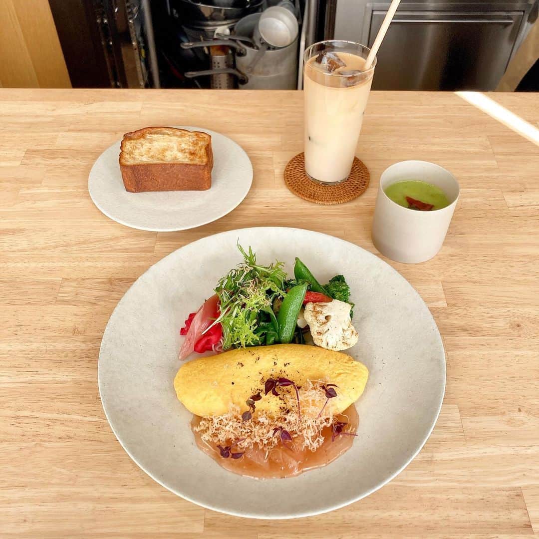内田絢子のインスタグラム：「モーニング・コレクション！！ 京都東山にある喫茶喜心 kyotoの『喜心の洋朝食』  スープ、パン、オムレツという洋風の朝食なのですが、和の素材がふんだんに使われたメニューなんです。  えんどう豆のスープには、野菜のお出汁と京白味噌が使われていて、濃厚なえんどう豆の風味と共に、ほんのり甘い白味噌の余韻。パンは甘酒と糀を練り込んだ、外はサクサク、中はしっとりとしたデニッシュのような食感で、ミルキーな甘さがやみつきに♡  ふるふるのオムレツには、新玉ねぎの出汁仕立て梅風味、爽やかな酸味の広がる、とろみあるソースを絡めていただきます。季節のグリル野菜やサラダ、ピクルスetc、旬のお野菜もいろんなアレンジで美味しさが味わえます。  #喫茶喜心kyoto #喜心の洋朝食 #fm802 #brightmorning #モーニングコレクション #モニコレ #金曜朝7時半からコーナーお届けしてます」