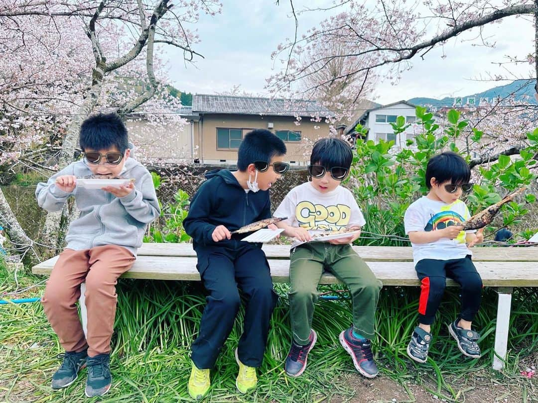 清川あさみさんのインスタグラム写真 - (清川あさみInstagram)「春休みはこちらの4boysといちご狩りからのお花見、川で船、川魚釣りからの、、故郷で沢山遊ばせました🦞（私も完全に混ざってます🤣）濃すぎたのでまた改めてアップします。  春らしい事を詰めこんだプランにしたのですが.. 子供達が本当に楽しそう。  しかし男子そろうと無敵やね😂おばか炸裂です。  子供の時は私も良く鯵など毎週のようにお魚を釣って食べていたので懐かしい気持ち。  #春活 #愉快な男の子達 #アベンジャーズ #sakura #春休み #桜🌸 #avengers」4月4日 9時04分 - asami_kiyokawa