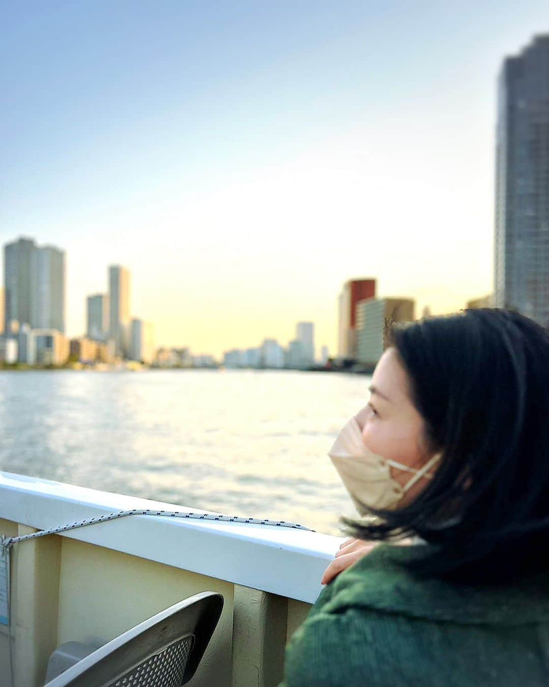 睦さんのインスタグラム写真 - (睦Instagram)「タイミングよく 船に乗れちゃった日🚤  友人と日本橋を散歩してて、 偶然、 日本橋船着場を見つけて。  有名な麒麟像のとこです！  プチさくらクルーズ45分コースの 当日券ありで、 すぐ出発できる様子。  こりゃ、もう 乗るしかないでしょ！で 乗船チケット購入。  カイロも用意してくれたし、 面白いガイドさんも居て、 夕陽が落ちる 直前の景色も綺麗で 楽しかったなぁ。  翌日、一緒に ディズニーシーに 行く予定だから なんか前夜祭みたいに なっちゃいました😆  散る間際の桜を堪能しながら ヴェネツィアン・ゴンドラと トランジットスチーマーラインを 両方、楽しんだ感覚🌸  プラス、 ジャングルクルーズも？🤭  予定してないのに、 タイミングよく 出会えるのって 本当にワクワクするし より嬉しいし楽しい🍀  また別の季節も乗りたいなぁ☺️  #日本橋  #日本橋船着場  #クルーズ  #発見  #隅田川  #期間限定  #東京湾  #旅行 ？ #散歩  #観光スポット  #観光 ？ #船  #おのぼりさん  #ship  #日本橋クルーズ  #trip ？ #travel ？ #夕暮れ  #japanese  #夕焼け  #フォトスポット  #乗船  #photosport  #旅気分  #lovot大好きな人と繋がりたい  #プーさん好きと繋がりたい  #ディズニーリゾート好きと繋がりたい  #モデル　 #model  #睦」4月4日 7時37分 - mutsumi1220