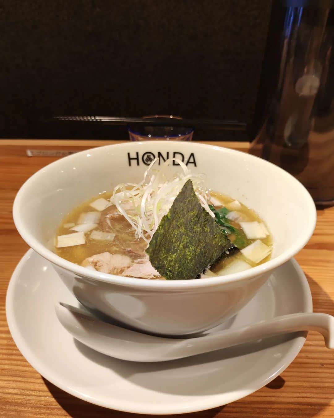 つけMen野郎のインスタグラム：「らぁめん塩 本田麺業 上野行く前に立ち寄り。今回は塩で。スープは見ての通り薄濁りで味もしっかり。それがうまい。極太手揉み麺は表面がとろけるふんわり食感。こういう麺も好きだなぁ。チャーシューは分厚く2枚投入。次こそつめけんだな。」