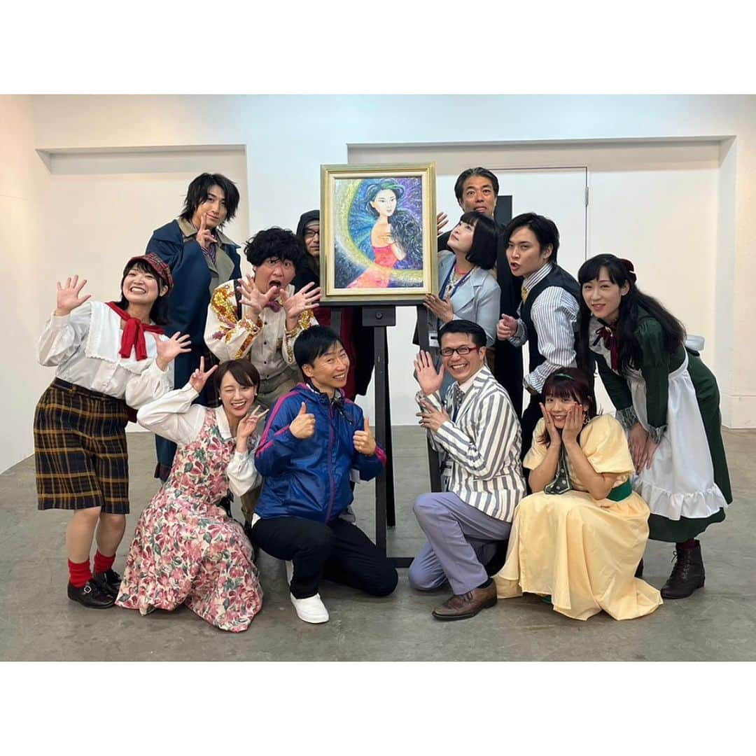 邑菜のインスタグラム：「カンムリプロデュース「流れる女の肖像」 * 無事全18公演終了致しました🖼 応援してくださった皆様ありがとうございました☺️ * 実は稽古期間から本番までがとっても短かったのですが、東京公演、愛媛公演を経て気がついたら今回の座組が家族のようにかけがえのない存在になっていました✨ 様々な年代の方々がいて、私はその中でも1番下だったのでお姉さんお兄さん方にたくさん甘えてしまったのですが、みなさんお優しくて楽しくて、小屋入りしてからはずーっとずーっと笑っていた気がします🌸 冠仁さんはじめ、演出のうじさん、脚本のあちゃさん、絵を描いてくださったまっさん、愛媛公演の照明のさかいさん。沢山の方に支えられて約3週間を無事に乗り越えることができました。 そして今回も見にきてくださった方々や愛媛での新たな出会いが沢山あり、こんなにも応援してくださっているのだなということを改めて知ることができました💓 カンムリさんの暖かい空気の中で最後まで演じ切ることができて良かったです。 全ての根源、冠仁さんに本当に感謝です🌱  またみんなで愛媛行くって約束したので、またいつか行きたい！！ 連れてってくださいっ！！🛩  改めて皆様、最後まで応援ありがとうございました✨🙇‍♀️  #カンムリプロデュース #流れる女の肖像 #ナガオン #ながおん #東京 #sooodramatic #愛媛 #シアターnest #東温市 #演劇」