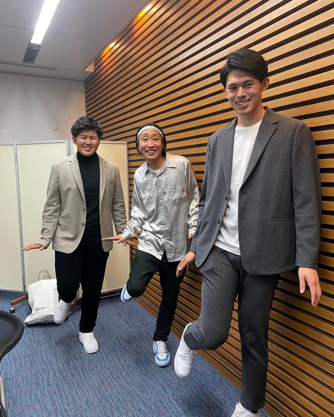 ゆってぃのインスタグラム：「⚾️⚾️⚾️  未公開SPでようやく僕が喋った 「しゃべくり007」 で共演させてもらった、佐々木朗希選手と松川虎生選手。  きょうれつぅぅぅ！  と、お二人がやってくれた事がきょうれつぅです。  #ゆってぃ #ワカチコ #人力舎 #千葉ロッテマリーンズ #佐々木朗希 選手 #松川虎生 選手 #しゃべくり007  #ようやく喋ったゆってぃ #未公開SP愛してます」
