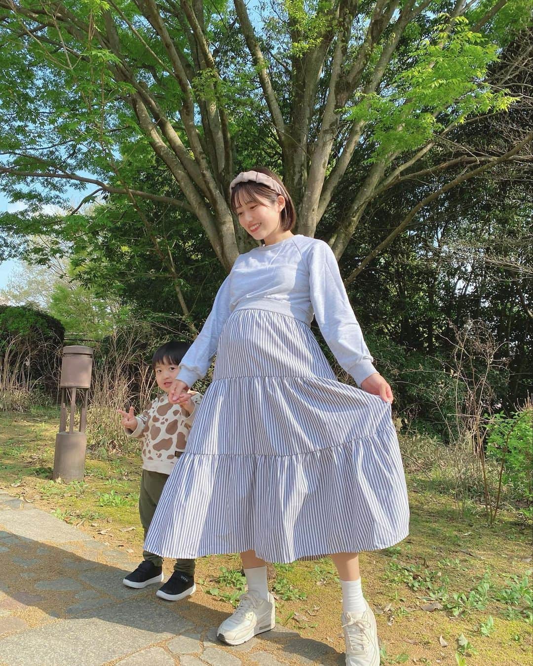 小泉留菜さんのインスタグラム写真 - (小泉留菜Instagram)「👗 . . 私の身体がデカすぎるのか、カメラマンの問題か、、、👨🏻 すごくデカく見えるぞ😀笑 ちょこんと遥大がかわいすぎる🤣❤︎ . . お気に入りのワンピース❤︎ これ一枚でコーデ完成だし 楽ちんなのにキレイ魅せも叶うヨ✨ 短めのスウェットとストライプ柄のティアードスカートで フリフリしててかわいくてほんとお気に入り🌸 . . 妊婦だからお腹目立つけども🤰🏻 体型カバーもされるワンピースだから 来年の春とかたくさん着たいなあ✌🏻 . . ZOZOTOWNにて本日23:59まで 1000円OFFクーポン発行中なので ぜひチェックしてみてね🤍 #pr @day_closet1203  #DAYCLOSET #ワンピース #コーデ #ootd  #3歳 #3歳男の子 #3歳児 #ママ #男の子ママ #ママスタグラム #25歳ママ #口唇口蓋裂 #関東ママ #埼玉ママ #小さい彼氏 #妊娠 #第二子 #第二子妊娠中 #マタニティ #マタニティライフ #妊娠中 #🤰🏻」4月4日 8時03分 - runa_tyobin