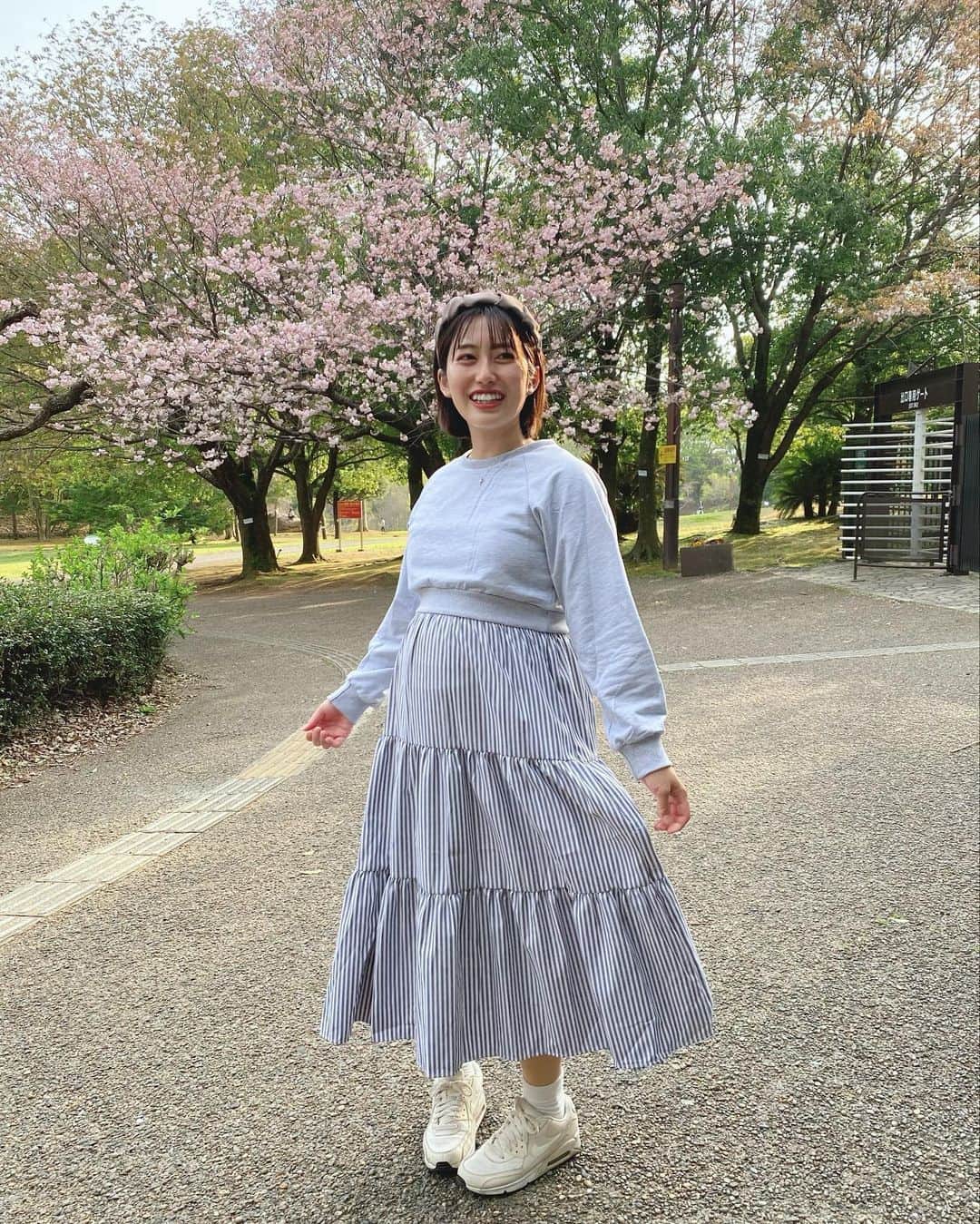 小泉留菜さんのインスタグラム写真 - (小泉留菜Instagram)「👗 . . 私の身体がデカすぎるのか、カメラマンの問題か、、、👨🏻 すごくデカく見えるぞ😀笑 ちょこんと遥大がかわいすぎる🤣❤︎ . . お気に入りのワンピース❤︎ これ一枚でコーデ完成だし 楽ちんなのにキレイ魅せも叶うヨ✨ 短めのスウェットとストライプ柄のティアードスカートで フリフリしててかわいくてほんとお気に入り🌸 . . 妊婦だからお腹目立つけども🤰🏻 体型カバーもされるワンピースだから 来年の春とかたくさん着たいなあ✌🏻 . . ZOZOTOWNにて本日23:59まで 1000円OFFクーポン発行中なので ぜひチェックしてみてね🤍 #pr @day_closet1203  #DAYCLOSET #ワンピース #コーデ #ootd  #3歳 #3歳男の子 #3歳児 #ママ #男の子ママ #ママスタグラム #25歳ママ #口唇口蓋裂 #関東ママ #埼玉ママ #小さい彼氏 #妊娠 #第二子 #第二子妊娠中 #マタニティ #マタニティライフ #妊娠中 #🤰🏻」4月4日 8時03分 - runa_tyobin