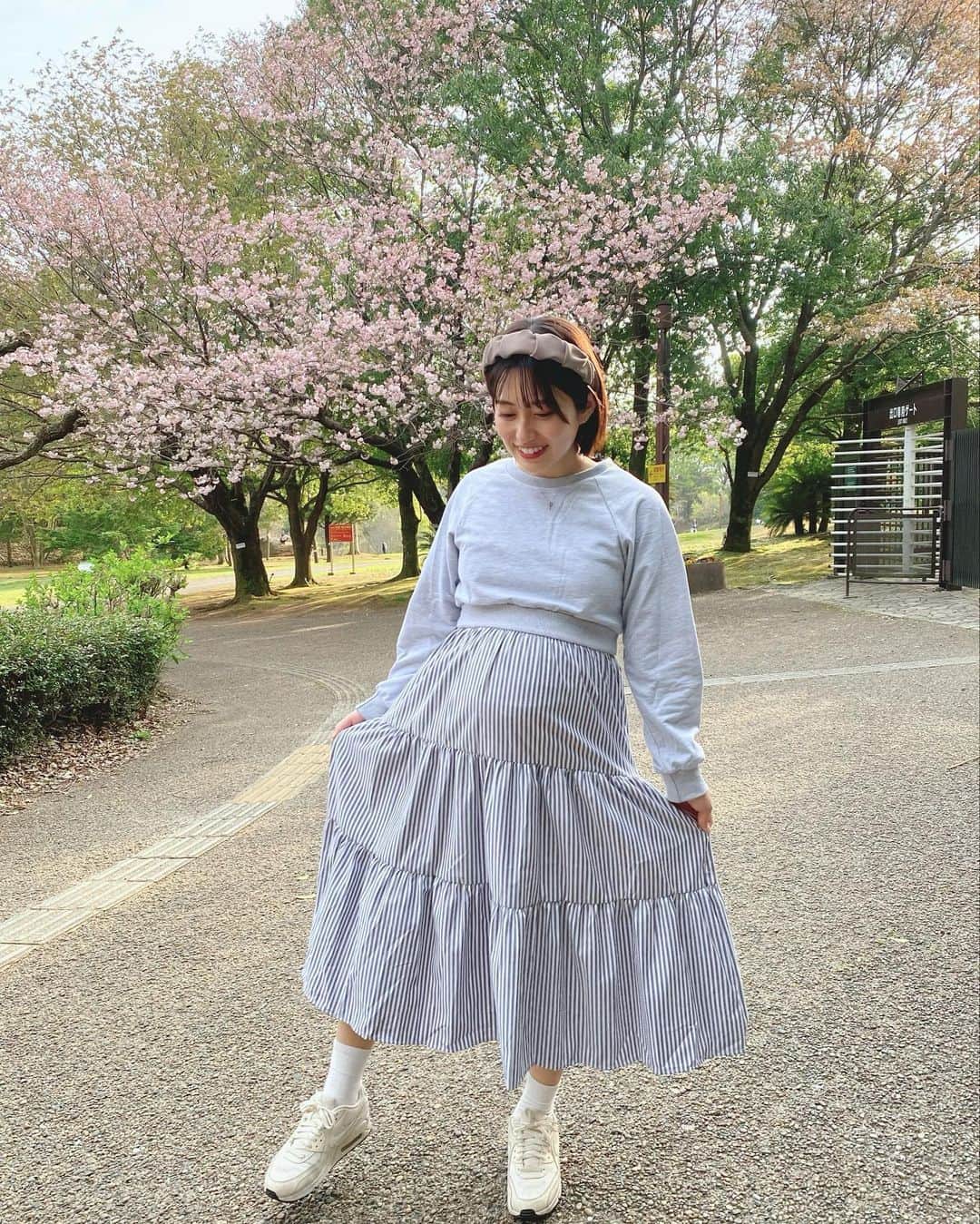 小泉留菜さんのインスタグラム写真 - (小泉留菜Instagram)「👗 . . 私の身体がデカすぎるのか、カメラマンの問題か、、、👨🏻 すごくデカく見えるぞ😀笑 ちょこんと遥大がかわいすぎる🤣❤︎ . . お気に入りのワンピース❤︎ これ一枚でコーデ完成だし 楽ちんなのにキレイ魅せも叶うヨ✨ 短めのスウェットとストライプ柄のティアードスカートで フリフリしててかわいくてほんとお気に入り🌸 . . 妊婦だからお腹目立つけども🤰🏻 体型カバーもされるワンピースだから 来年の春とかたくさん着たいなあ✌🏻 . . ZOZOTOWNにて本日23:59まで 1000円OFFクーポン発行中なので ぜひチェックしてみてね🤍 #pr @day_closet1203  #DAYCLOSET #ワンピース #コーデ #ootd  #3歳 #3歳男の子 #3歳児 #ママ #男の子ママ #ママスタグラム #25歳ママ #口唇口蓋裂 #関東ママ #埼玉ママ #小さい彼氏 #妊娠 #第二子 #第二子妊娠中 #マタニティ #マタニティライフ #妊娠中 #🤰🏻」4月4日 8時03分 - runa_tyobin