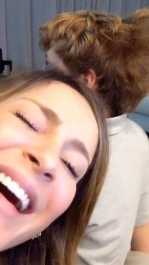 Claudia Leitteのインスタグラム：「O cabelo dele apareceu “do nada” e eu vi uma galinha! Diga q vc consegue ver uma galinha tb. 😂😂😂😂 Meus filhos têm essa mania de esfregar a cabeça em todo canto… ☺️🥰 Meu #RealVerso inclui riso frouxo! 😂」