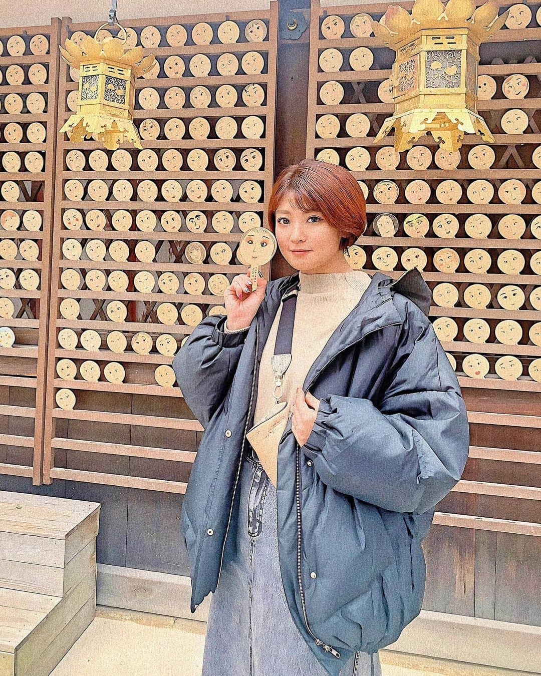 辻井美香のインスタグラム：「2月の旅編♡  しほみん&エレナと京都🫶  河合神社の日本第一美麗神のご祭神、玉依姫命（たまよりひめのみこと）が、女性の美しくなりたいという願いなどを叶えてくれると聞いて、行ってみました♡  有名な「鏡絵馬」に、外見、中身どちらも綺麗になれますように。と願いながら、自分の化粧品を使ってお化粧させて頂きました。 自分の顔見立ててって知らず、めっちゃアメリカンな化粧してしまった🤣  📍河合神社/Kawai-jinja Shrine （京都/ Kyoto, Japan）  💻 shimogamo-jinja.or.jp  #河合神社　#河合神社で美人祈願 #鏡絵馬 #京都観光 #京都神社 #神社巡り #kawaijinja #kawaishrine #⛩️ #女子旅 #国内旅行 #国内女子旅 #okayamatrip #localjapan #explorejpn #retrip_nippon #japanrevealed #japangram #travelawesome #exploreasia #girlstraveler #tabijyo」