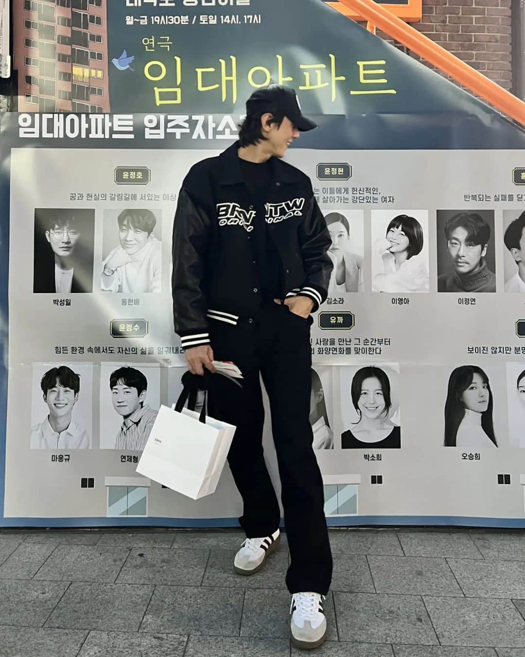 ソン・ジェヒさんのインスタグラム写真 - (ソン・ジェヒInstagram)「많이 울고왔습니다.  배우 동현배 는 15년 전 단편영화 '변신이야기'에서, 배우 이영아 는 12년 전 영화 '설해'에서 동료로 만났어요.  알고보니 아내 소연이와 영아가 찐친이었던것도 신기했는데,  이 둘이 요즘 그 유명한 연극 #임대아파트 에 출연을 하는거에요.  오랜 동료인 두 사람의 연기를 보며   이들과 배우라는 직업으로 함께 이 세상을 살아간다는게 참 감사했고, 무엇보다 장면 속 치열하게 살아내는 호흡 하나하나가 경이로웠어요.  공연 말미 주체 할 수 없는 눈물이 터져나오는데, 다 알지 못하는 이 배우들의 삶이 파노라마처럼 보이는거에요.  삶이 다 연기가 되었구나.   그래 우린 참 연기를 사랑해.  첨엔 짝사랑인줄 알았는데,   아니었어.  #이영아 #동현배 이 두 사람 덕에 너무 행복한 시간 잘 보내고왔습니다.  #연극임대아파트 아직 못보신분들 꼭 보세요.」4月4日 8時11分 - songj1211