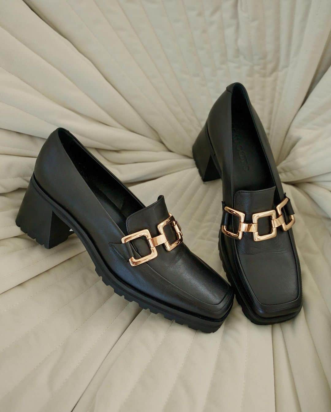 ボークープスさんのインスタグラム写真 - (ボークープスInstagram)「Your classic loafer with a modern edge.  Shop Elia online now.  #BC #beaucoopsfootwear #madeinitaly #italianleather #luxury #fashion #style #boots #womensshoes #inspo #aw23」4月4日 8時12分 - beaucoops