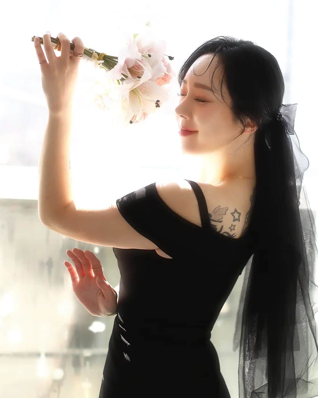 Photographer_善甫(선보)のインスタグラム：「햇살맛집 감성 프로필  합리적인 가격으로  아름다움을 완성합니다 @lighthousestudio___」