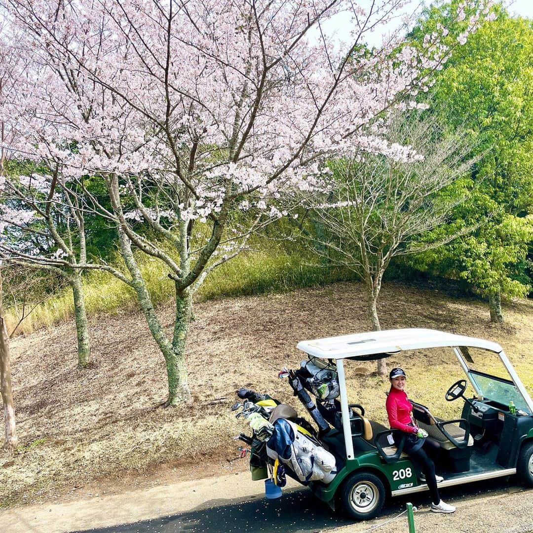 吉永愛さんのインスタグラム写真 - (吉永愛Instagram)「2ヶ月ぶりのゴルフは…ミスショット連発で よくたたきました🤣🤣🤣 ゴルフ場の桜🌸も綺麗でした✨ グリップではなく、ペッパーミルをする、りーちゃんが可愛い過ぎた❤️  @callawaygolf_japan  @newbalancegolf_japan  #newbalance  #アクアラインゴルフクラブ  #ゴルフ #ゴルフ女子  #callawaygolf  #epic  #golf #vg_fashion」4月4日 8時16分 - a.i.yy