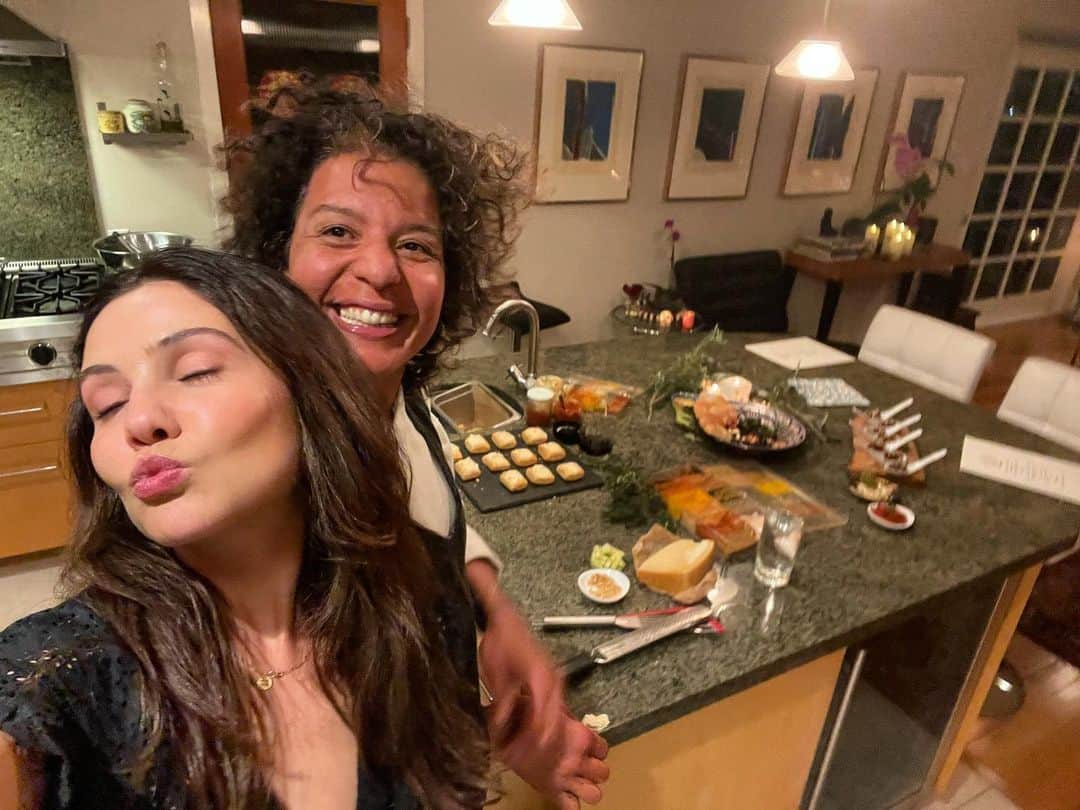 ダニエル・キャンベルのインスタグラム：「Conversation, laughter and food. I love creating and cooking with this magical woman. Can’t wait to share more to come 🤍」