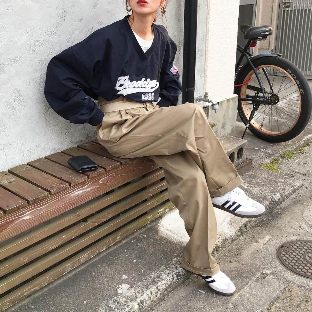 kumikaさんのインスタグラム写真 - (kumikaInstagram)「アメリカンなナイロンプルオーバーに、久しぶりのエウレカさん👖🌸  @nugu_klee  1980ラグビートレーナー/navy  シャカシャカなラグビートレーナーが、vintageライクなスポーツmixにちょうどいい🥰 Vネックな所もまた可愛い💕  @nugu__official で、アウトドアフォーカスのイベントやってます✨ kleeのこのラグビートレーナーも、4/7 16:59まで15%OFFです❣️  eurekaチノ久しぶりに履いたけど、やっぱり履き方忘れて履くのに20分もかかった😂 けど何年経っても可愛さはばつぐん👍❤️ . . . . tops @nugu_klee  inner#uniqlou pants#maisoneureka  wallet#bottegaveneta  shoes#adidas#adidassamba  accessory @petitperiofficial  . . . . #スポーツmix#vintage#ナイロントップス#ナイロンプルオーバー#チノパン#チノパンコーデ#chinopants#メゾンエウレカ#春コーデ#ボッテガヴェネタ #ミニ財布#古着女子#アディダススニーカー #uniqlo #tbt#ootd#instafashion#outfit#ママコーデ#古着好きな人と繋がりたい#fudge」4月4日 8時31分 - kumika_iiio2