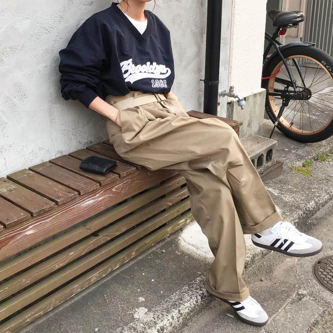 kumikaさんのインスタグラム写真 - (kumikaInstagram)「アメリカンなナイロンプルオーバーに、久しぶりのエウレカさん👖🌸  @nugu_klee  1980ラグビートレーナー/navy  シャカシャカなラグビートレーナーが、vintageライクなスポーツmixにちょうどいい🥰 Vネックな所もまた可愛い💕  @nugu__official で、アウトドアフォーカスのイベントやってます✨ kleeのこのラグビートレーナーも、4/7 16:59まで15%OFFです❣️  eurekaチノ久しぶりに履いたけど、やっぱり履き方忘れて履くのに20分もかかった😂 けど何年経っても可愛さはばつぐん👍❤️ . . . . tops @nugu_klee  inner#uniqlou pants#maisoneureka  wallet#bottegaveneta  shoes#adidas#adidassamba  accessory @petitperiofficial  . . . . #スポーツmix#vintage#ナイロントップス#ナイロンプルオーバー#チノパン#チノパンコーデ#chinopants#メゾンエウレカ#春コーデ#ボッテガヴェネタ #ミニ財布#古着女子#アディダススニーカー #uniqlo #tbt#ootd#instafashion#outfit#ママコーデ#古着好きな人と繋がりたい#fudge」4月4日 8時31分 - kumika_iiio2