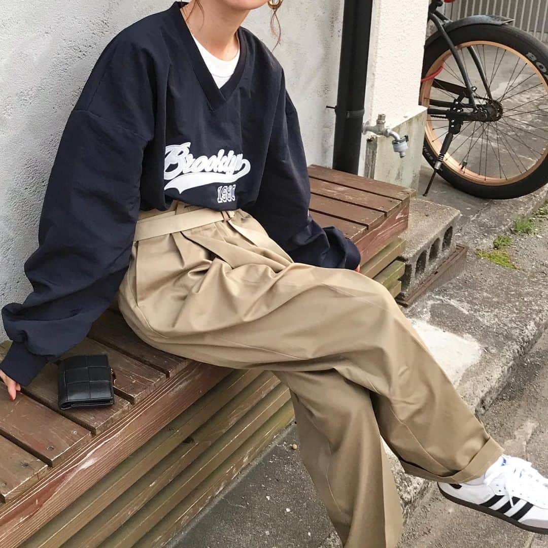 kumikaさんのインスタグラム写真 - (kumikaInstagram)「アメリカンなナイロンプルオーバーに、久しぶりのエウレカさん👖🌸  @nugu_klee  1980ラグビートレーナー/navy  シャカシャカなラグビートレーナーが、vintageライクなスポーツmixにちょうどいい🥰 Vネックな所もまた可愛い💕  @nugu__official で、アウトドアフォーカスのイベントやってます✨ kleeのこのラグビートレーナーも、4/7 16:59まで15%OFFです❣️  eurekaチノ久しぶりに履いたけど、やっぱり履き方忘れて履くのに20分もかかった😂 けど何年経っても可愛さはばつぐん👍❤️ . . . . tops @nugu_klee  inner#uniqlou pants#maisoneureka  wallet#bottegaveneta  shoes#adidas#adidassamba  accessory @petitperiofficial  . . . . #スポーツmix#vintage#ナイロントップス#ナイロンプルオーバー#チノパン#チノパンコーデ#chinopants#メゾンエウレカ#春コーデ#ボッテガヴェネタ #ミニ財布#古着女子#アディダススニーカー #uniqlo #tbt#ootd#instafashion#outfit#ママコーデ#古着好きな人と繋がりたい#fudge」4月4日 8時31分 - kumika_iiio2