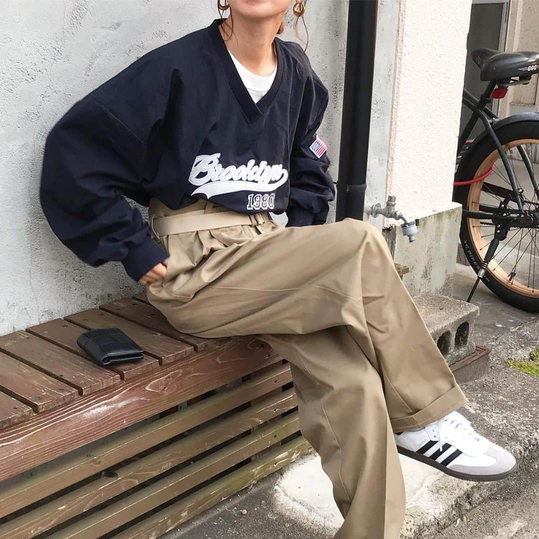 kumikaさんのインスタグラム写真 - (kumikaInstagram)「アメリカンなナイロンプルオーバーに、久しぶりのエウレカさん👖🌸  @nugu_klee  1980ラグビートレーナー/navy  シャカシャカなラグビートレーナーが、vintageライクなスポーツmixにちょうどいい🥰 Vネックな所もまた可愛い💕  @nugu__official で、アウトドアフォーカスのイベントやってます✨ kleeのこのラグビートレーナーも、4/7 16:59まで15%OFFです❣️  eurekaチノ久しぶりに履いたけど、やっぱり履き方忘れて履くのに20分もかかった😂 けど何年経っても可愛さはばつぐん👍❤️ . . . . tops @nugu_klee  inner#uniqlou pants#maisoneureka  wallet#bottegaveneta  shoes#adidas#adidassamba  accessory @petitperiofficial  . . . . #スポーツmix#vintage#ナイロントップス#ナイロンプルオーバー#チノパン#チノパンコーデ#chinopants#メゾンエウレカ#春コーデ#ボッテガヴェネタ #ミニ財布#古着女子#アディダススニーカー #uniqlo #tbt#ootd#instafashion#outfit#ママコーデ#古着好きな人と繋がりたい#fudge」4月4日 8時31分 - kumika_iiio2