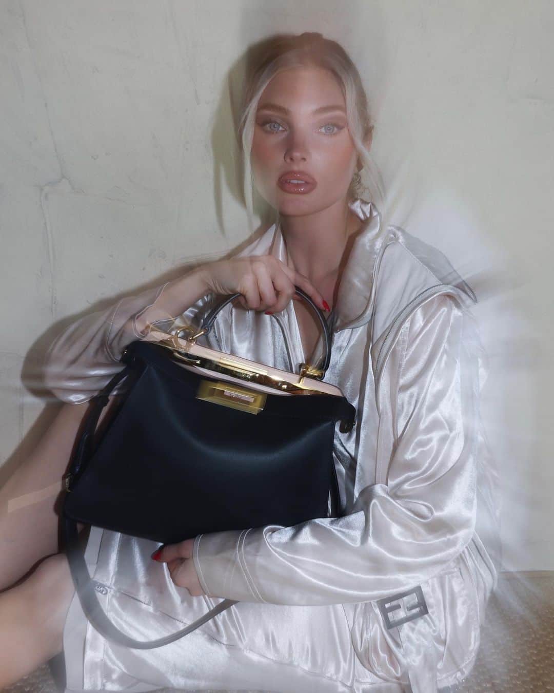エルザ・ホスクのインスタグラム：「FENDI🤍 @fendi #FendiPeekaboo #InLoveWithMyPeekaboo #Fendi」