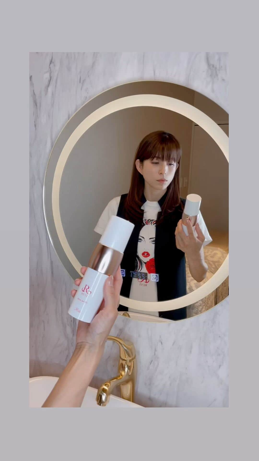 上原多香子のインスタグラム：「ルヴィショップ専売品✨  スプレーガンRS ※陶肌セラムは別売りになります  持ち運びに手軽でご旅行にも👍 USBで充電ができるのもとっても便利です  とにかく可愛い❤️  ショップでしか買えないので、 沖縄旅行のついでに、是非ルヴィショップ沖縄へ お立ち寄りください！  陶肌トリートメント後のお仕上げにも😊 #私の必需品   #本物を選ぶならルヴィ #若化 #陶肌トリートメント #ルヴィショップ沖縄」