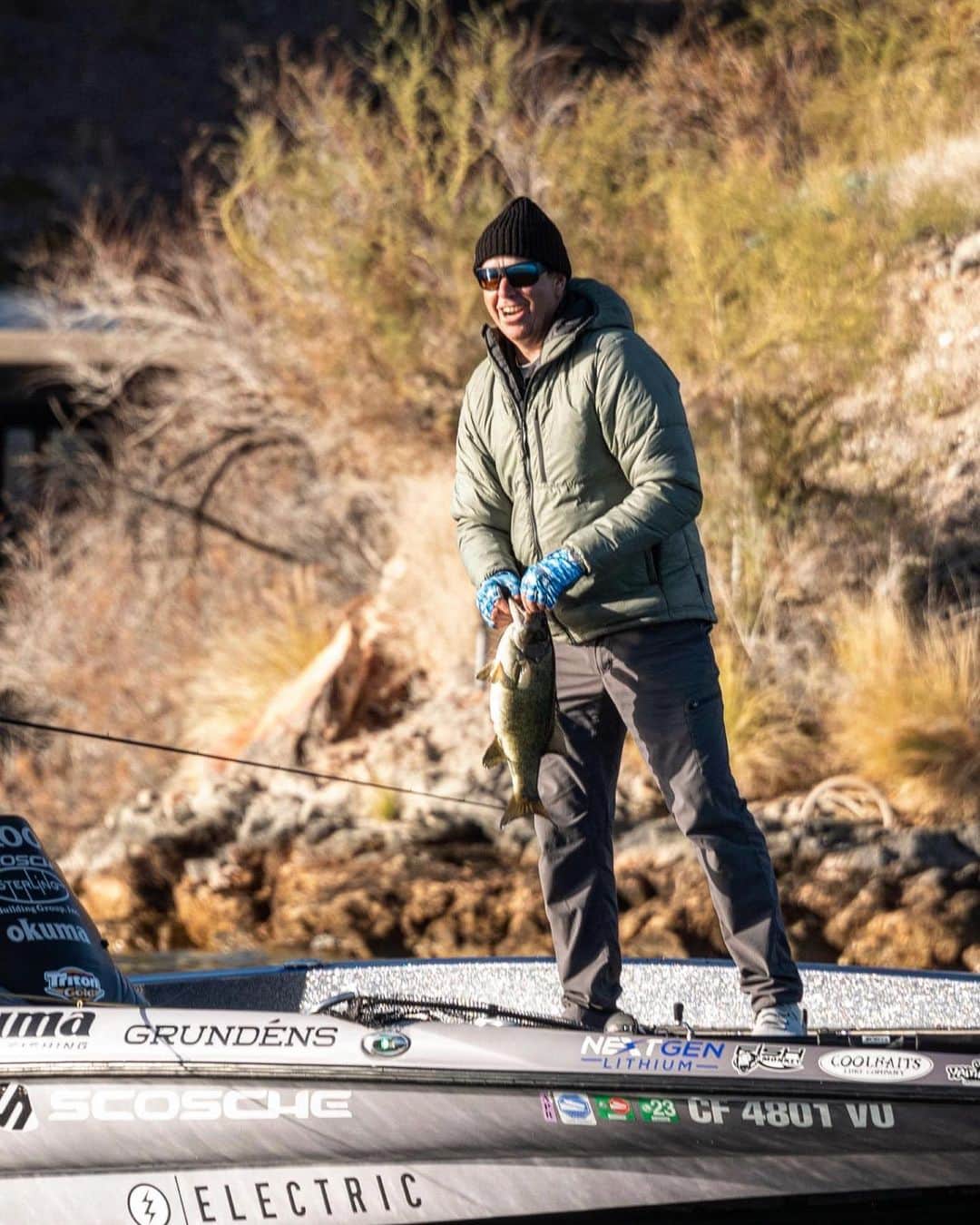 Electric_Fishingのインスタグラム：「Our yellow polarized pro lenses have quickly become a favorite for many on the water.  If you have not tried them yet, click on the image to learn more about the Mahi with the yellow polarized pro lens.  📸 @mlfbig5official   #ElectricSunglasses #PolarizedSunglasses #StyleThatPerforms #ElectricFishing」