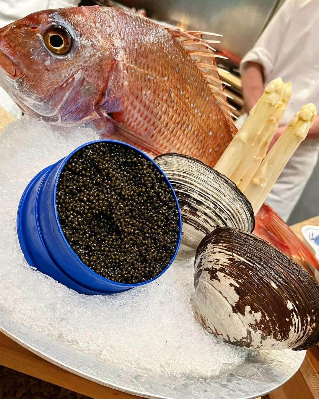 永岡怜子さんのインスタグラム写真 - (永岡怜子Instagram)「銀座のkappou ukai 肉匠さん🥩  安定のうかい亭さんグループ✨ 伺う度にお店の方々が本当に素敵だなぁと感じます。  私は興味を持った事やわからない事があると よくお店の方に質問してしまうのですが、 皆様いつも丁寧に教えてくださるので とてもありがたいです🙏🏻  .  この日のメインは神戸牛🐂 最初にドーンと本日の食材を見せてくださいます。 私はお魚派なので海の幸だけお写真を。。。笑  お料理はどれも美味しくてどれを載せるか選べない…！ あと私が魚派なのでお肉の知識がなくて語れない😹 （魚が好きすぎるだけでお肉も好きですよ）  肉匠と名がついているのでもちろんお肉メインですが 愛しのサヨリちゃんとも出逢えました🐟 少食の悪魔の私が珍しくコース完食。  .  お酒はビールから。 十四代が呑みたかったのですが 今の時期はボトルでのみ販売だそうで 流石に1本は呑みきれないなぁと他の銘柄に。  その後、なんとお店の方が探して来てくださって 「秘蔵の冷蔵庫から見つけました！」と 龍の落とし子を🐉 1合ずつ提供してくださいました…！ こういうお気持ち、本当に嬉しいですよね。。。  流石十四代、 元々私の細胞に存在した水分かのように するすると入っていく。。。 結局2合いただきました🍶 このくらいではまだそこまで酔わず、いい気分👌🏻  .  お食事が終わったらお席を移動してデザートへ。 目の前で焼いてくださるどら焼き、 アイスクリームにかかっている蜂蜜がとても美味しく。 オーストラリア発の希少な蜂蜜「ジャラハニー」との事。 （どら焼きのお写真の奥に写ってるやつ） なにやら抗酸化作用がすっごいらしいです。 気になる方はGoogle先生まで🔍  そして気になっていた 「幻のコーヒー」で締めくくりました。 「幻の〜」とか「伝説の〜」とか 言われると弱いオタクなのでした😌笑  （まさかのオタクエンド）  .  #酒乱のグルメ #たのしい隠居生活  #うかい亭 #銀座グルメ #鉄板焼き #鉄板焼きディナー #十四代 #十四代龍の落とし子 #美食 #美食推薦 #美食日記 #japanesefood #japanesefoodlover #teppanyaki #wagyu #kobebeef #🥩」4月4日 8時40分 - nagaoka_reiko