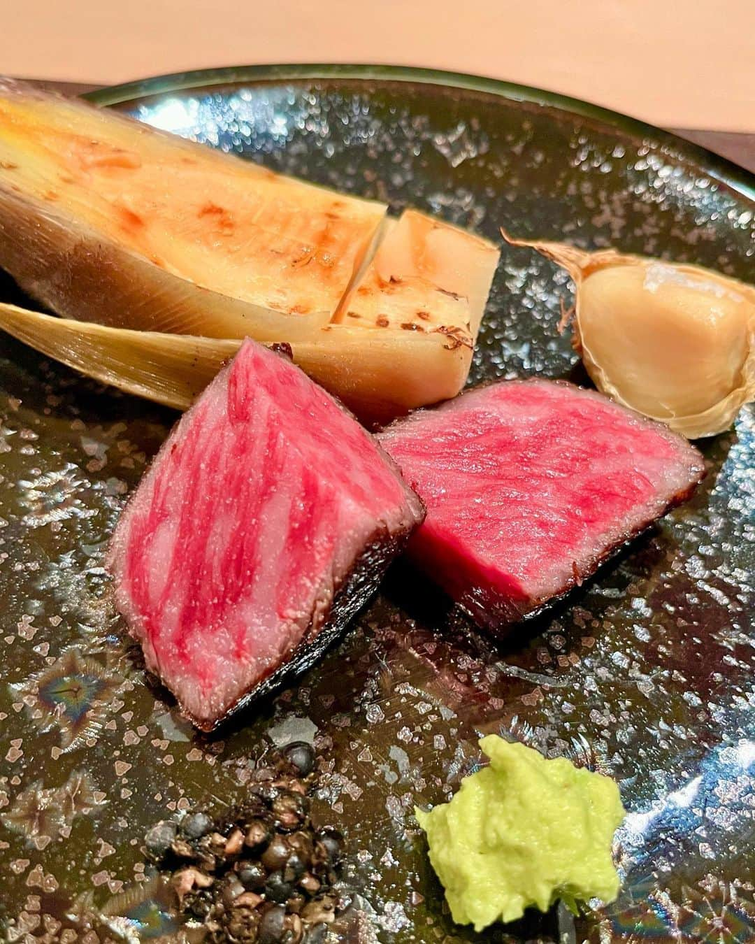 永岡怜子さんのインスタグラム写真 - (永岡怜子Instagram)「銀座のkappou ukai 肉匠さん🥩  安定のうかい亭さんグループ✨ 伺う度にお店の方々が本当に素敵だなぁと感じます。  私は興味を持った事やわからない事があると よくお店の方に質問してしまうのですが、 皆様いつも丁寧に教えてくださるので とてもありがたいです🙏🏻  .  この日のメインは神戸牛🐂 最初にドーンと本日の食材を見せてくださいます。 私はお魚派なので海の幸だけお写真を。。。笑  お料理はどれも美味しくてどれを載せるか選べない…！ あと私が魚派なのでお肉の知識がなくて語れない😹 （魚が好きすぎるだけでお肉も好きですよ）  肉匠と名がついているのでもちろんお肉メインですが 愛しのサヨリちゃんとも出逢えました🐟 少食の悪魔の私が珍しくコース完食。  .  お酒はビールから。 十四代が呑みたかったのですが 今の時期はボトルでのみ販売だそうで 流石に1本は呑みきれないなぁと他の銘柄に。  その後、なんとお店の方が探して来てくださって 「秘蔵の冷蔵庫から見つけました！」と 龍の落とし子を🐉 1合ずつ提供してくださいました…！ こういうお気持ち、本当に嬉しいですよね。。。  流石十四代、 元々私の細胞に存在した水分かのように するすると入っていく。。。 結局2合いただきました🍶 このくらいではまだそこまで酔わず、いい気分👌🏻  .  お食事が終わったらお席を移動してデザートへ。 目の前で焼いてくださるどら焼き、 アイスクリームにかかっている蜂蜜がとても美味しく。 オーストラリア発の希少な蜂蜜「ジャラハニー」との事。 （どら焼きのお写真の奥に写ってるやつ） なにやら抗酸化作用がすっごいらしいです。 気になる方はGoogle先生まで🔍  そして気になっていた 「幻のコーヒー」で締めくくりました。 「幻の〜」とか「伝説の〜」とか 言われると弱いオタクなのでした😌笑  （まさかのオタクエンド）  .  #酒乱のグルメ #たのしい隠居生活  #うかい亭 #銀座グルメ #鉄板焼き #鉄板焼きディナー #十四代 #十四代龍の落とし子 #美食 #美食推薦 #美食日記 #japanesefood #japanesefoodlover #teppanyaki #wagyu #kobebeef #🥩」4月4日 8時40分 - nagaoka_reiko