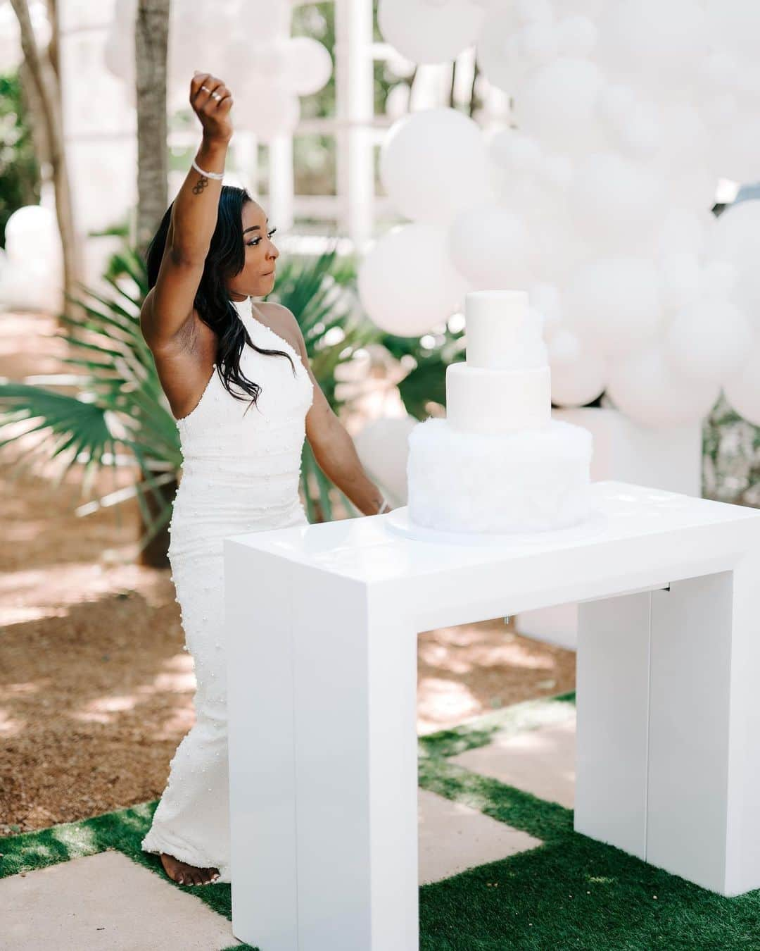 シモーネ・バイルズさんのインスタグラム写真 - (シモーネ・バイルズInstagram)「On Cloud 9 BRIDAL SHOWER☁️💙🕊️  feeling so loved & blessed   📸: @raetay_photography 💄💇🏾‍♀️: @glamherj  @thejulianahtx  @poppinparty  @southernpours」4月4日 8時45分 - simonebiles