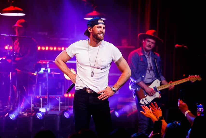 チェイス・ライスのインスタグラム：「It was a bad weekend to be a cold beer😎 3 Sold Outs in a row, this tours gettin real fun y'all. Thanks for the love on this music, the entire new album, and especially Bad Day To Be A Cold Beer🍺  📷 @evan_destefano」