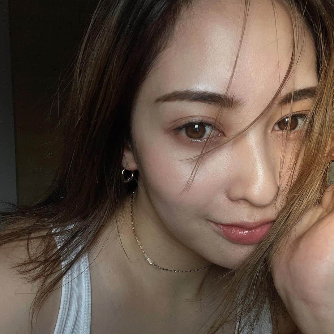 白石明美のインスタグラム：「G O O D  M O R N I N G 🍋🧡　　　  肌の調子が良かったので久しぶりのセルフィーをポスト。私が長年お世話になっている信頼しているサロンさんも載せておきます。(最近周りも信頼してくれて通い始めくれ、「良かったよ！ありがとう」と声も貰ったりと嬉しい限りです)  ---------------------------------------------  ベットスパ : @mizunooto895  痩身エステ : @onecious895  ハーブピーリング : @saki_watanuki  マツパやマツエク : @mai_shinma  髪質改善サロン : @regen_lab_  よもぎ蒸し : @two.tokyo  ※もちろんそれぞれその他メニューもあります。」