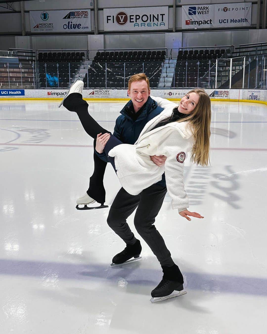 ポリーナ・エドモンズさんのインスタグラム写真 - (ポリーナ・エドモンズInstagram)「Look who I caught in the rink today! @polinaedmunds 😎  今週ポーリナちゃん私のチームの生徒教えてあげる！楽しみ！  .  #figureskating #figureskater #choreography #irvine #california #icedance #canadagoose #iceskating #training #patinajeartistico #カリフォルニア #振り付け#トレーニング#筋肉#フィギュアスケート#フィギュアスケーター#オリンピック #リフト」4月4日 8時50分 - polinaedmunds