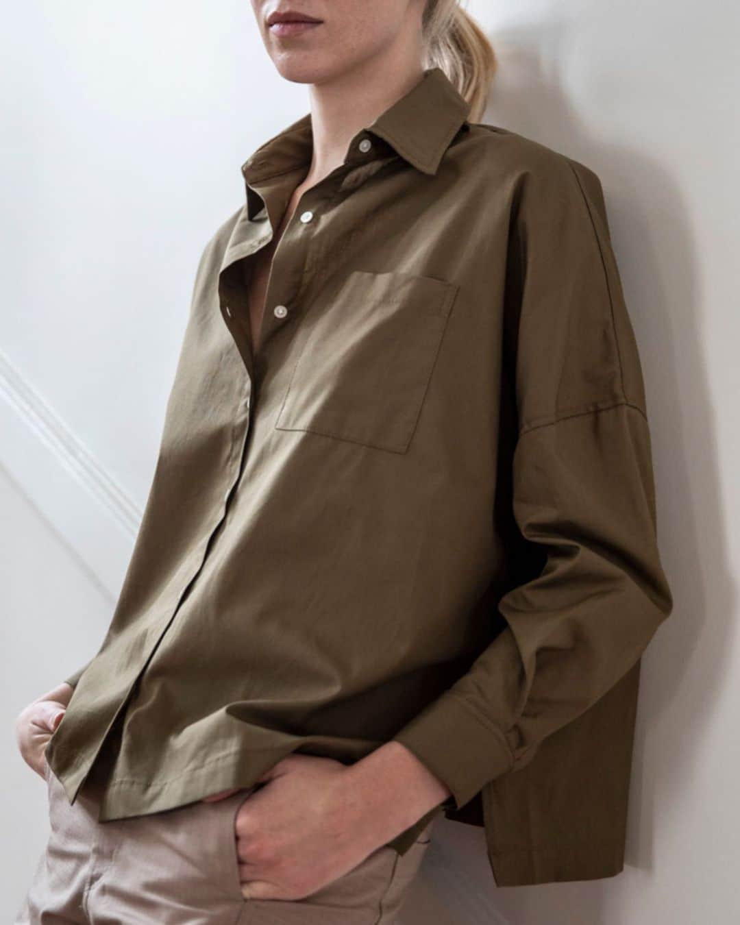 スティーブンアランのインスタグラム：「The Lucy Shirt is our definition of the perfect off-duty, "just threw it on" sort of shirt. With dropped shoulders, slightly cropped sleeves, and a free boxy fit, this shirt is going to take you effortlessly from the office to the weekend to drinks.」