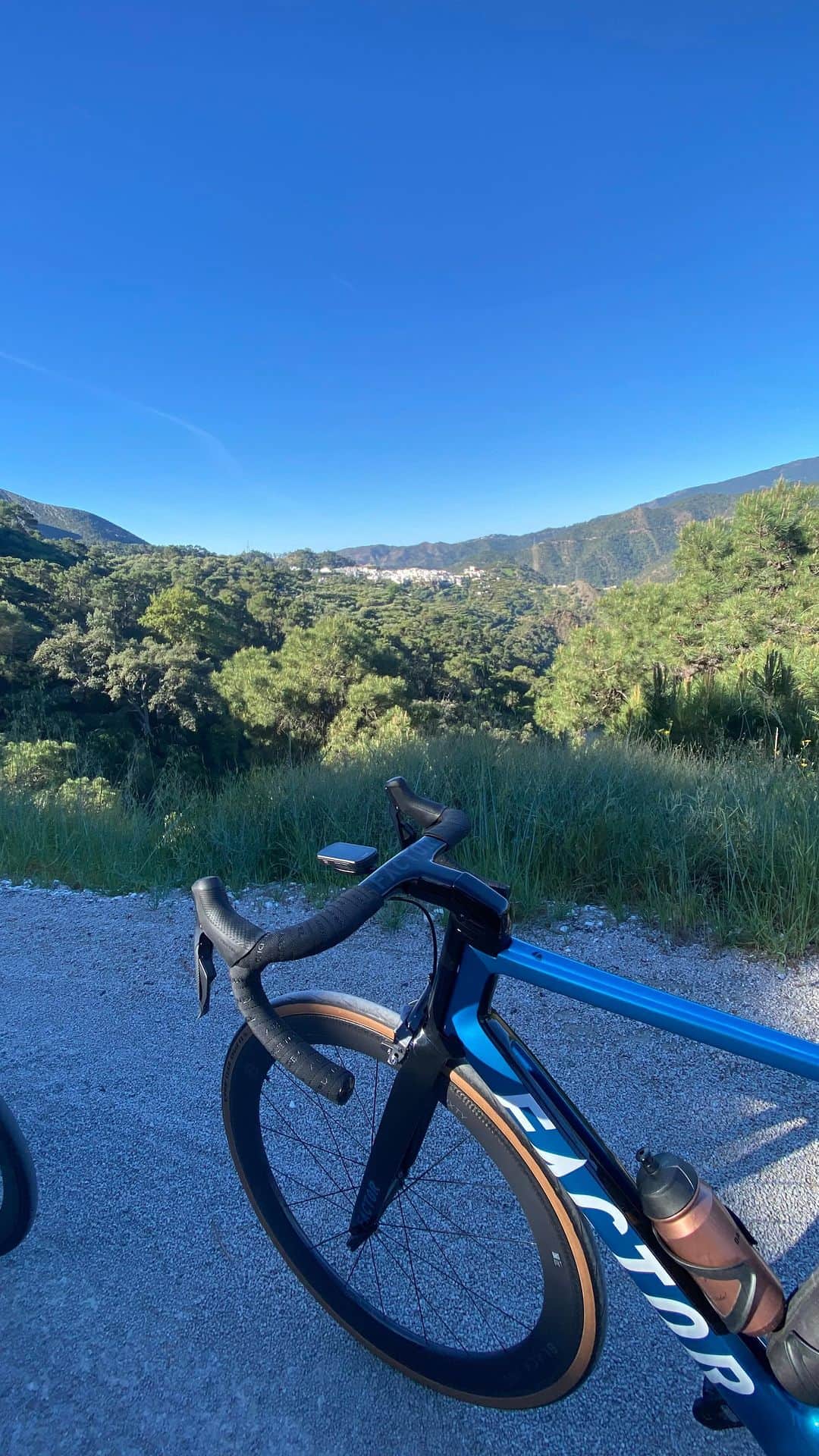 のインスタグラム：「Up ⛰️ for a coffee ☕️ con mi querido @jano_soto  #RoadtoIM703Mallorca」