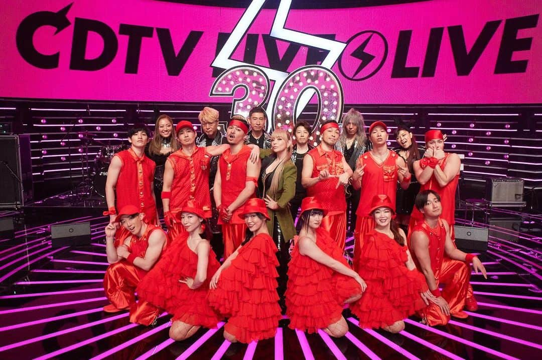 荒木駿平さんのインスタグラム写真 - (荒木駿平Instagram)「CDTV30周年SP歌うぞ！1位の曲だけフェスに出演させていただきました！  1位獲得数ランキングの女性ソロアーティストで圧倒的な1位を見せつけてた @a.you さん本当にすごすぎる。。  スターティンという選曲も胸熱でした。  次は4月8日の代々木で行われる25周年party！！ ぶちあがる準備は出来てますので一緒にぶっ壊れましょう！！  #CDTV #ayumihamasaki  #startin」4月3日 23時58分 - syunpei0130