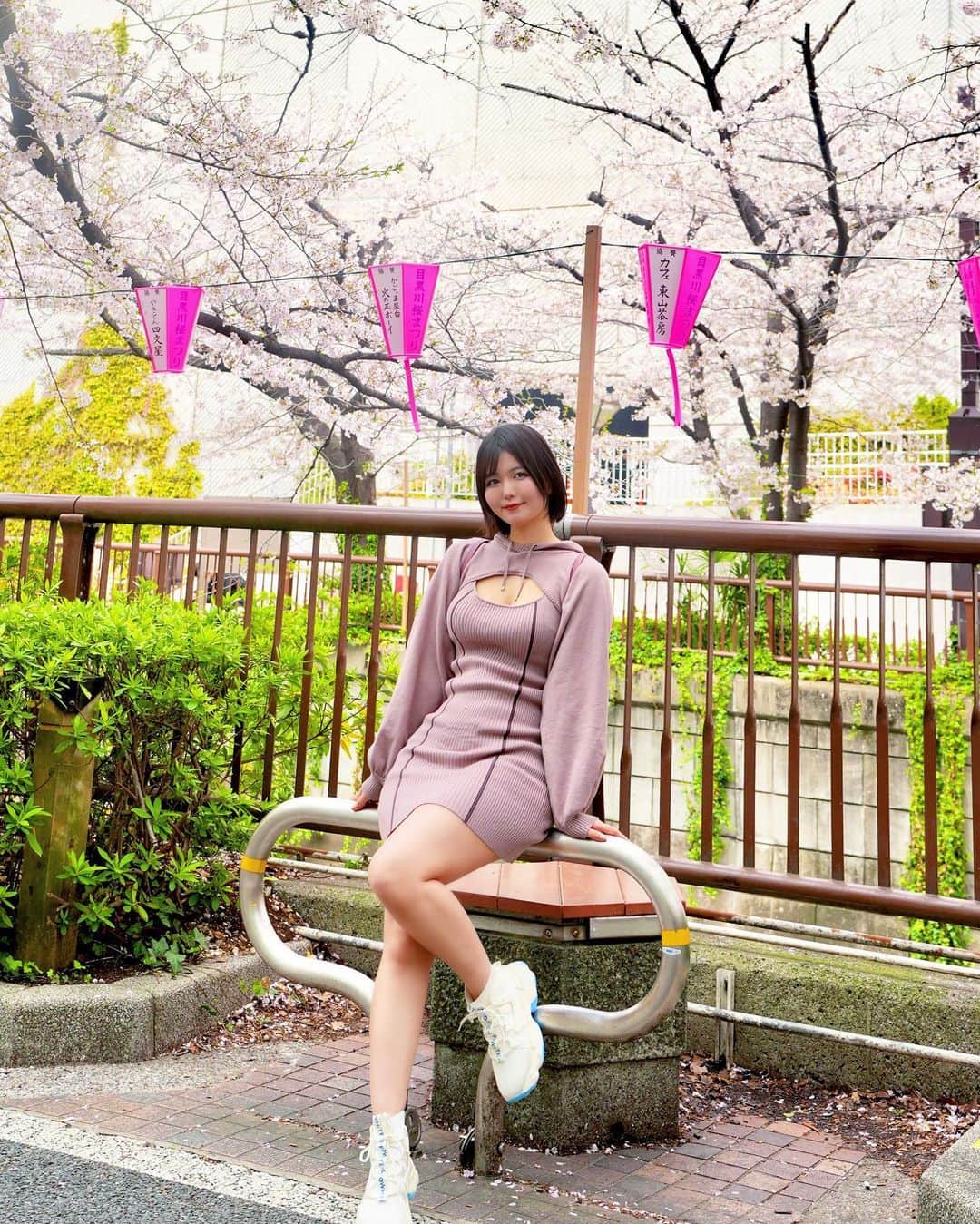 九条ねぎ あぴるのインスタグラム：「Spring in Japan 🌸  Photo @negi_sister  #japan #tokyo  #sakura #cherryblossom #japanesegirl #japantrip #桜　#中目黒　#ポートレート撮影」