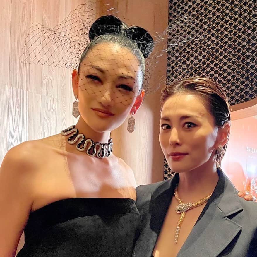 米倉涼子のインスタグラム：「大好きな友達と遭遇❤️  BVLGARI Hotel Tokyo オープニングパーティで素敵なひと時を過ごさせていただきました ⁡ Such a great time at the opening party at BVLGARI opening party! ⁡ ⁡@ai_tominaga_official @bulgari @bulgarihotels #Bulgari #BulgariHotels #BulgariHotelTokyo」