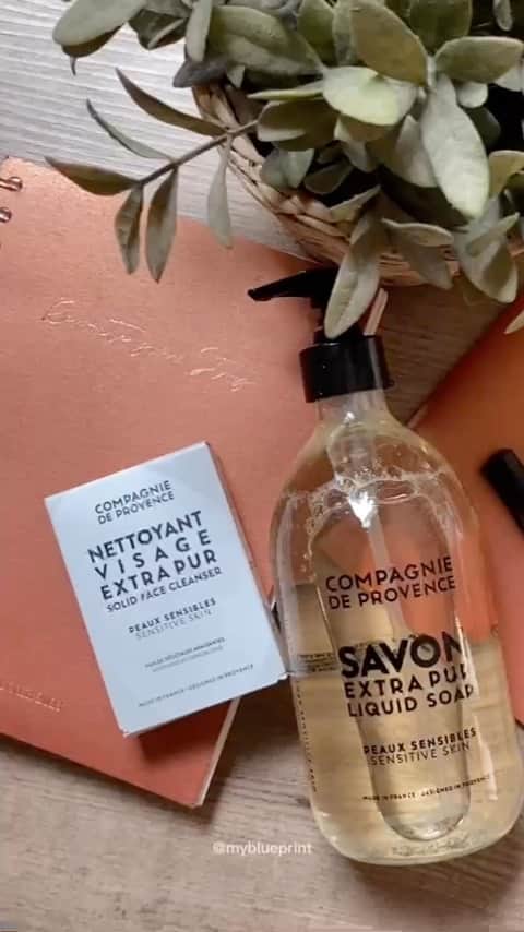 のインスタグラム：「CONCOURS TIME ! 🎉  Aujourd’hui on vous propose de faire une pause et de prendre du temps pour vous !  La Compagnie de Provence & My Blueprint VF s’associent pour vous aider à sauter le pas, en vous offrant un nettoyant visage solide, un savon liquide spécialement formulés pour les peaux sensibles de toute la famille  @compagniedeProvence ainsi qu’un planner Rewrite your Story et un carnet de gratitude @myblueprintvf. Alors plus d’excuses, à vous de jouer 🤍  Pour participer : - Abonnez-vous à @compagniedeprovence et @myblueprintvf - Likez cette publication - Identifiez 2 ami(e)s en commentaires BONUS en partageant le réel en story.  Bonne chance à toutes et à tous ! 🤞 Tirage au sort le 10/04 !  #compagniedeprovence #vegetableoils #naturalproductstv #naturalskincare #igersmarseille #igersaixenprovence #handcream #crememains #cremepourlesmains #savonliquide #liquidesoap #bathroom #design #deco #interior #homeinterior #minimalist #musthave #skincare #time #agenda #date #myblueprint  #cosmetics #april #avril」