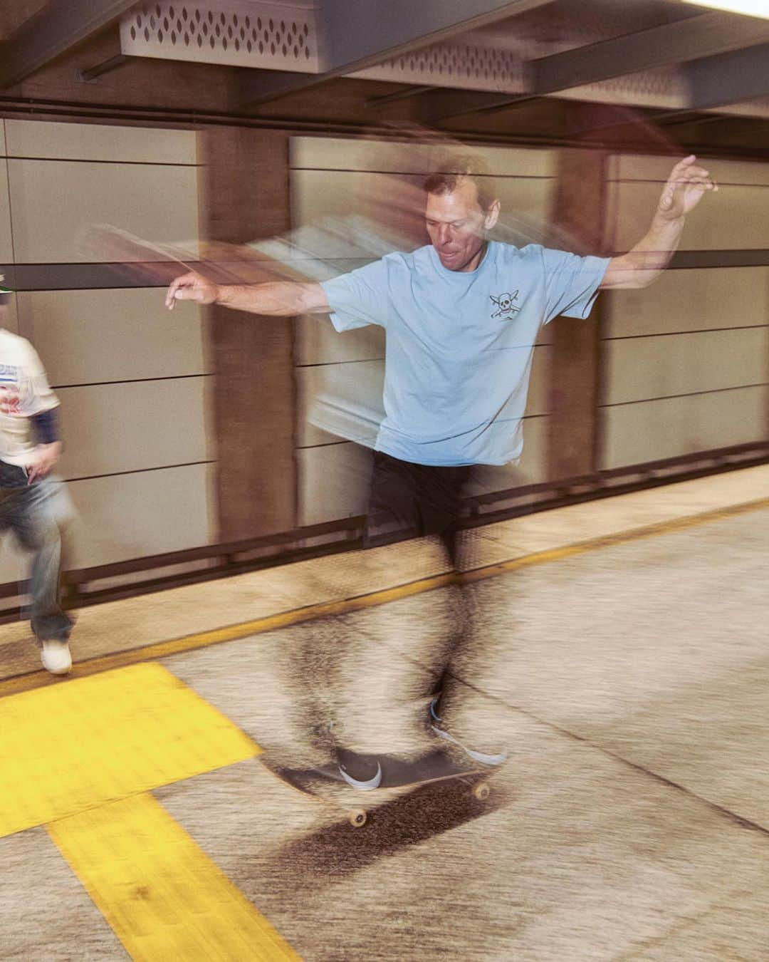 フォースターさんのインスタグラム写真 - (フォースターInstagram)「subway dwellin’ 🚊 the #LakaiFourstar collection is now available at skateshops worldwide and Lakai.com ⭐️⭐️⭐️⭐️  📸: @andrewjamespeters」4月4日 1時10分 - fourstarclothing