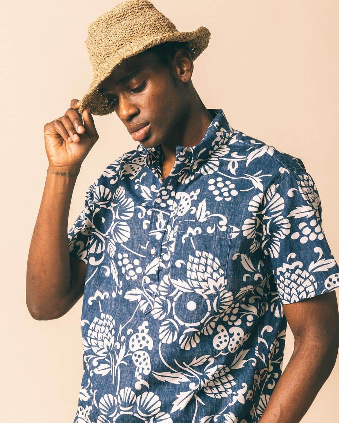 ギットマンブラザーズのインスタグラム：「Say aloha to our collaboration with Hawaiian shirt makers @kahala ! Our two-piece capsule features faithful recreations of Kahala’s earliest shirt: red and blue Duke’s Pareo as short sleeve popovers. This style was originally released in the early 1960’s, and we’re thrilled to recreate it with Kahala. Now live on our site #MadeInUSA」